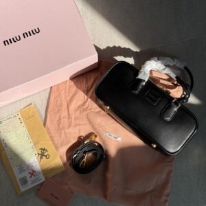 [국내배송]미우미우 아르카디 레더 토트백 라지