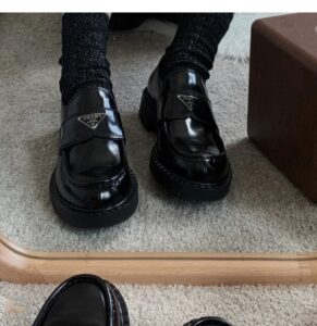 [국내배송]프라다 [ P.R ] 수입고급 초콜릿 브러시드 가죽 로퍼