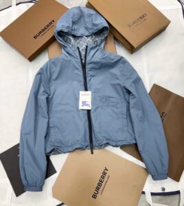 [국내배송]버버리-BURBERRY 여성 리버서블 크롭 자켓-1365