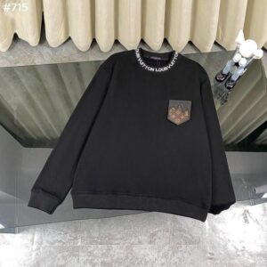 [국내배송]루이비통 24FW 레더 포켓 넥라인 맨투맨