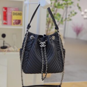 [국내배송]샤넬 드로우스트링 은장 체인 버킷 라지백 마드모아