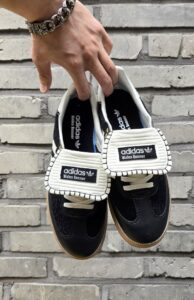 [국내배송]아디다스 X 웨일스보너 삼바 블랙