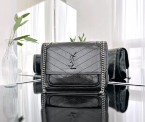 [국내배송]생로랑 니키백 미듐 블랙