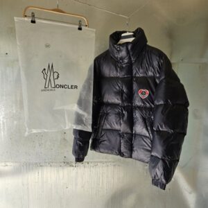 [국내배송]몽클레어 하트패치로고 구스패딩