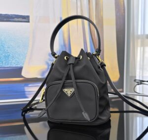 [국내배송]프라다 리나일론 버킷백 블랙 1BH038
