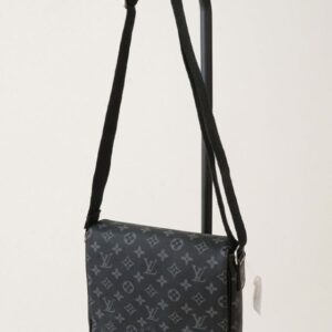[국내배송]루이비통 남여공용 모노그램 이클립스 메신져백 MM