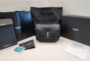 [국내배송]생로랑 블랙 스몰 그레인 카산드라 니키 메신저 백(최상위버전) 776611