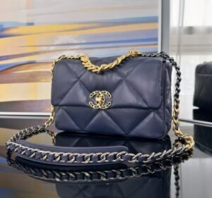 [국내배송]샤넬 19 플랩백 미듐 네이비 금장 AS1160