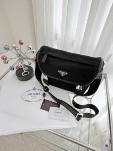 [국내배송]프라다 리나일론 사피아노 가죽 숄더백