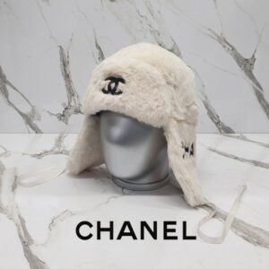 [국내배송]샤넬 자수로고 트래퍼햇 윈터캡