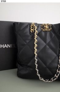 [국내배송]샤넬 [Chanel] 수입고급 Chanel 19 Shopping Bag Shiny Lambskin & Gold Black