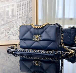 [국내배송]샤넬 19 플랩백 미듐 네이비 금장 AS1160
