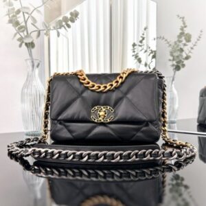[국내배송]샤넬 19 플랩백 미듐 블랙 금장 AS1160