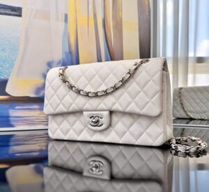 [국내배송]샤넬 클래식 플랩백 미듐 캐비어 화이트 은장 A01112