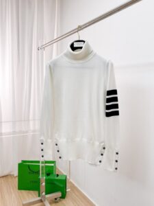 [국내배송]톰브라운 사선3버튼 울 터틀넥